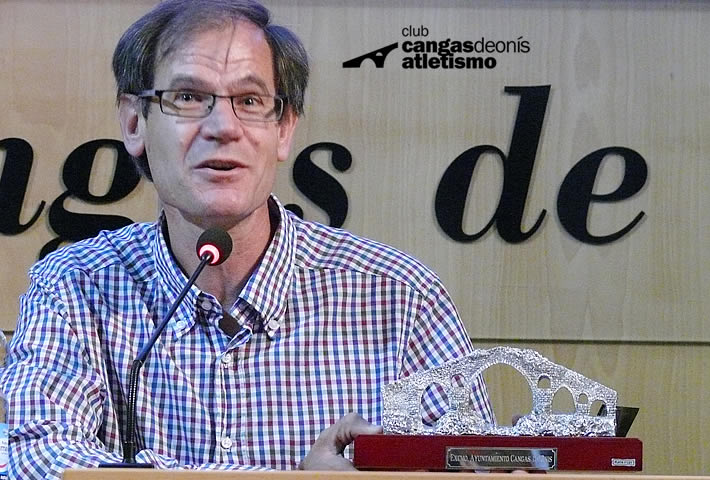 Abel Antón Recibiendo el Puente Romano de Cangas de Onís.