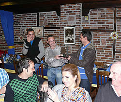 Cena del club Cangas de Onís Atletismo entregando el premio a Charli como mejor atleta del 2007.