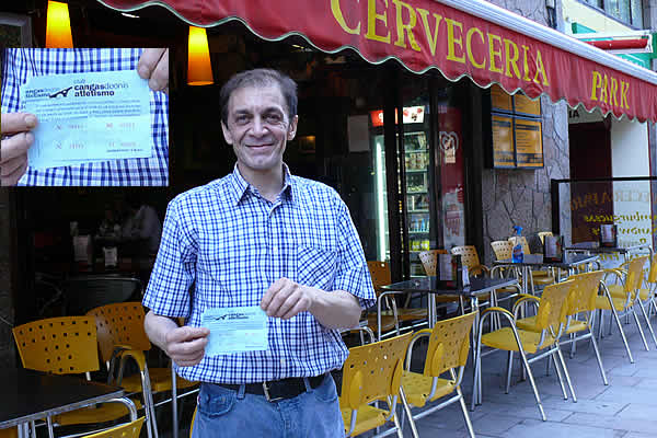 Vicente con el premio del sorteo del viaje a Mallorca para dos personas con media pensión que se sorteó vísperas de la Media Maratón 'Ruta de la Reconquista' Enhorabuena¡¡¡