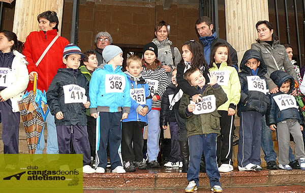 Público esperando en el Ayuntamiento de Cangas de Onís Carrera de Navidad 2010