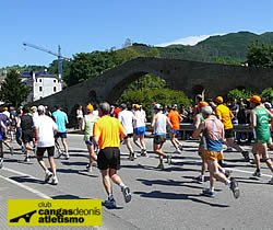 Seoasó delante del Puente Romano de Cangas de Onís.